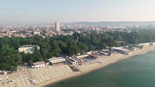 Flygfoto Över Varna Och Stranden Bulgariens Sjöhuvudstad — Stockvideo