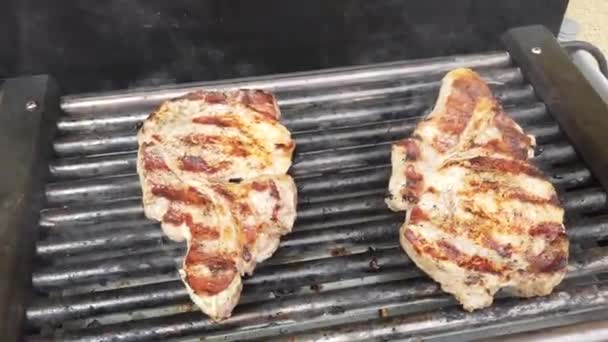 Bifes Porco Grelhados Deliciosos Bifes Carne Suculentos Cozinhando Grelha — Vídeo de Stock