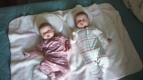 Dos Hermanas Acuestan Cama Dos Bebés Gemelos Cama — Vídeo de stock