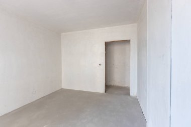 Yeni boş oda yapım aşamasında. Alçıdan duvarlar. Yeni evim. Beton duvarlar. İç yenileme. 