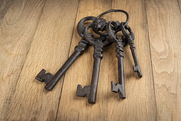 Куча Старых Ключей Деревянном Фоне — стоковое фото