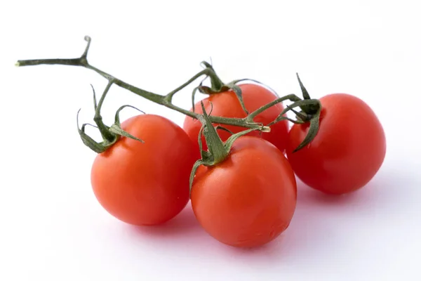 Tomates Cherry Ecológicos Sobre Blanco — Foto de Stock