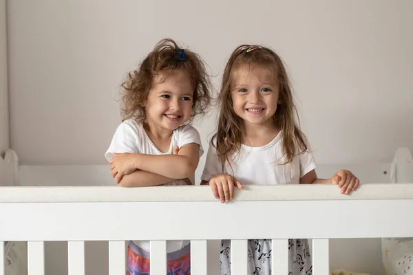 Щасливі Братерські Близнюки Сестри Розважаються Стоячи Ліжечку Щасливі Gitls — стокове фото