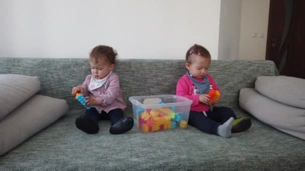 Meninas Brincando Com Brinquedos Sofá Casa — Vídeo de Stock