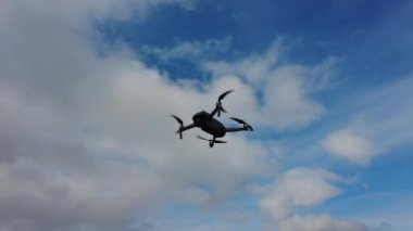 VARNA, NBULGARIA - 13 Şubat 2022: DJI Mavic Air 2 İHA havada süzülüyor. Kameralı bir kuadkopter..
