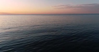 Okyanusun üzerinden uçmak, güneşin doğuşunda deniz. Suya yakın.