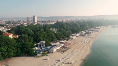 Varna ve sahilin havadan görünüşü. Bulgaristan 'ın deniz başkenti.
