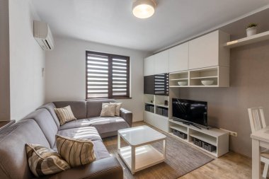 Yeni modern oturma odası. Yeni evim. İç fotoğrafçılık. Ahşap zemin.