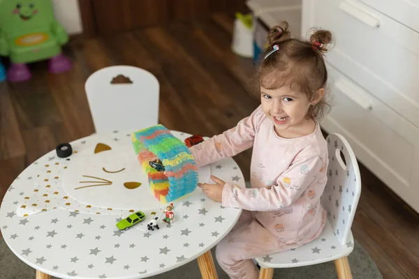 Niña Feliz Jugando Con Juguetes Mesa Casa Actividades Casa Infancia — Foto de Stock