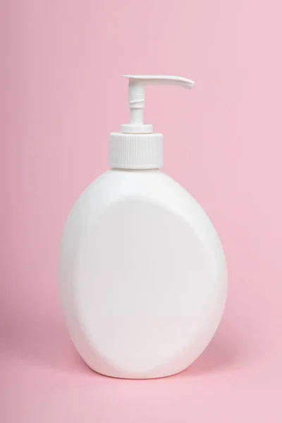 ピンクの背景にホワイトのアンブランドのディスペンサーボトル 液体石鹸付きプラスチックボトル — ストック写真