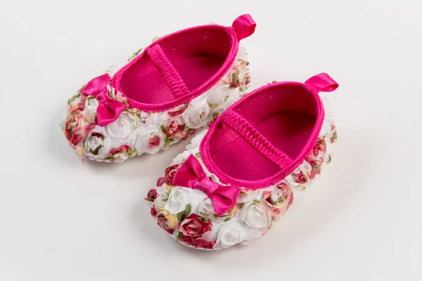 女の子のためのかわいい赤ちゃんの靴のペア — ストック写真
