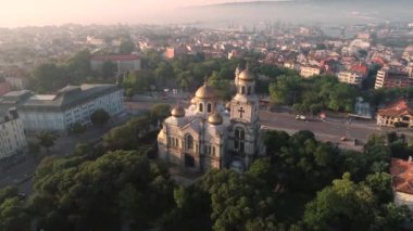 Varna Bulgaristan 'ın güneş doğarken Varsayımın Katedrali' nin havadan görünüşü. Altın kubbeli Bizans tarzı kilise. Varna Bulgaristan 'ın deniz başkentidir.