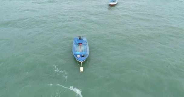 Fırtınadan Önce Okyanusta Denizde Yalnız Balıkçı Tekneleri — Stok video