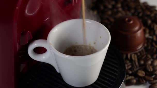 Kaffemaskin Med Kaffekapslar Eller Kaffekapslar Häller Espresso Dryck Hemlagad Het — Stockvideo