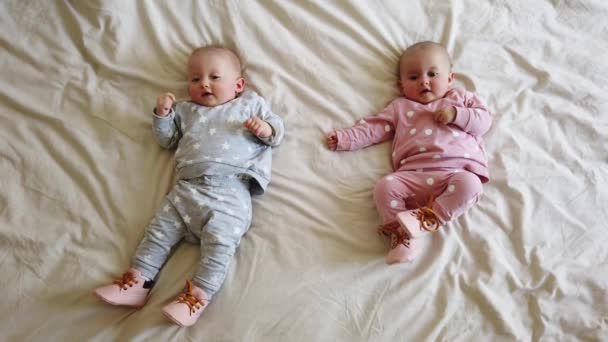 可爱的六个月大的双胞胎宝宝在家里睡觉 可爱的孩子在床上生双胞胎 — 图库视频影像
