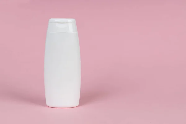 ピンクの背景に化粧品の白い容器 スキンケア製品セット 顔と体のケアの概念 — ストック写真