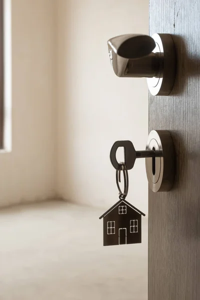 Buka Pintu Rumah Baru Gagang Pintu Dengan Kunci Dan Rantai — Stok Foto