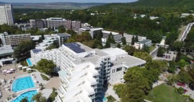 Bulgaristan 'ın Albena kentinin havadan görünüşü. Albena, Bulgaristan 'ın kuzeydoğusunda Varna' ya 30 km uzaklıktaki büyük bir Karadeniz tatil beldesi.