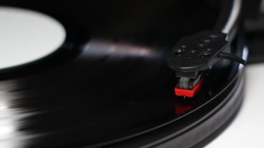 Vinil plakalı vinil turntable. Gramofon kayıt cihazı. Müzik çalmak için geçmişe dönük ses teknolojisi