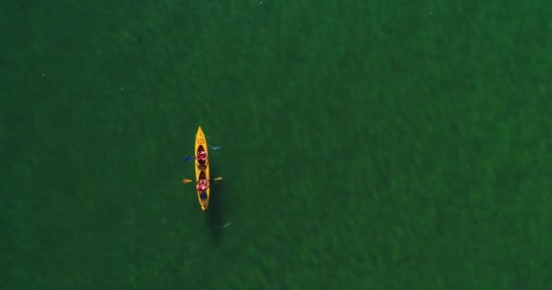 Turkuaz Berrak Sularda Çift Kano Yüzüşünün Yukarıdan Aşağıya Insansız Hava — Stok video