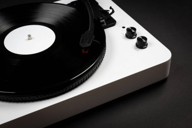 Siyah arka planda vinil plakalı vinil turntable. Modern gramofon kayıt cihazı. Müzik çalmak için geçmişe dönük ses teknolojisi