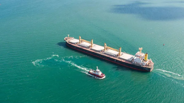 Aerial View Tug Boat Assisting Big Cargo Ship Large Cargo — Stock Photo, Image