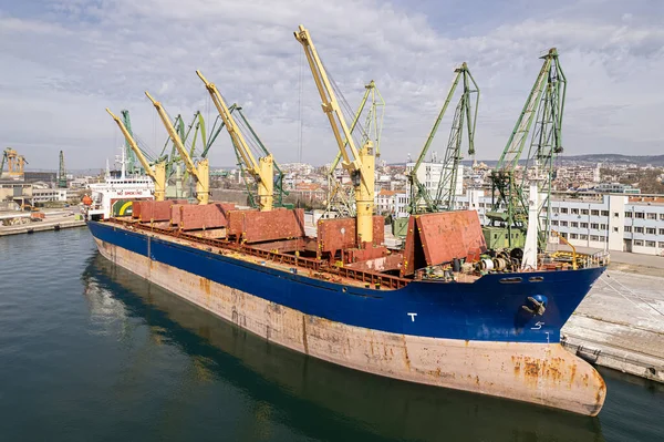 港のドックで大型貨物船 — ストック写真