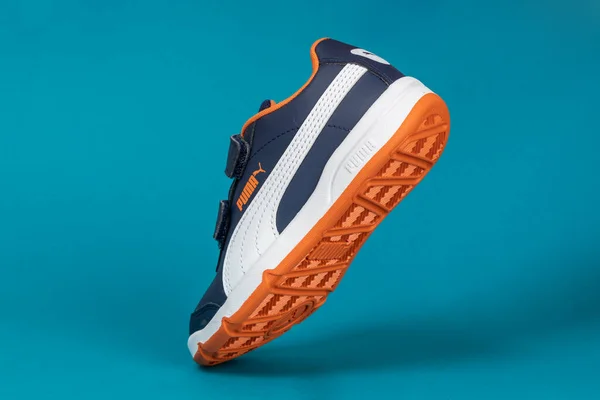 Varna Bulgaria Maggio 2020 Puma Scarpa Sportiva Sfondo Blu Puma — Foto Stock