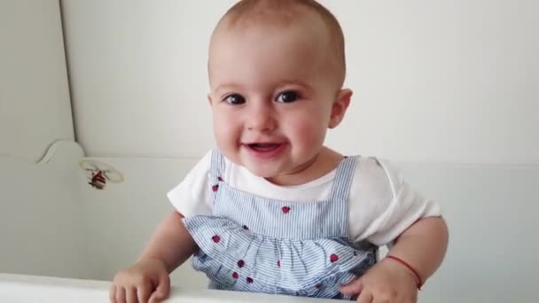 Bambino Carino Ridere Divertirsi Piedi Culla Bambino Felice Emozioni Infantili — Video Stock