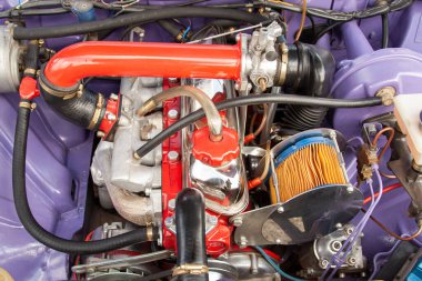 restore edilmiş eski bir araba motorunun