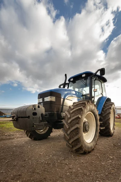 Большой Синий Современный Трактор — стоковое фото