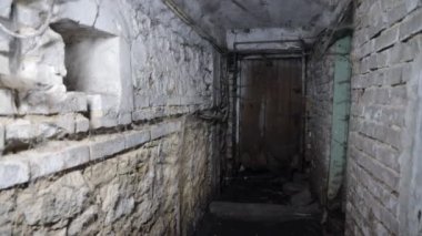 Korkunç yeraltı feneri, bodrum katı. Bir zindanda terk edilmiş eski depolar..