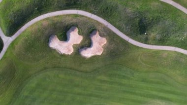 güzel, yeşil bir golf sahasının havadan görünümü