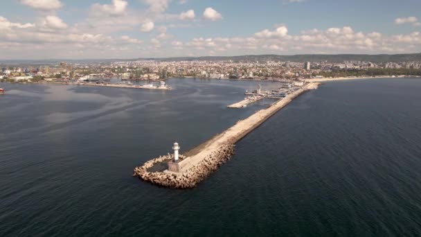 4Kブルガリアのヴァルナの灯台と都市の空中ドローンビュー ヴァルナはブルガリアの海の首都です — ストック動画