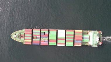 Denizde büyük bir konteynır gemisi. Kargo konteynırı gemisinin hava üst görüntüsü ithalat konteynır yelkenlisi.