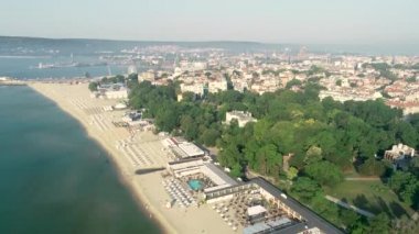Varna Center ve plajın 4K hava görüntüsü. Bulgaristan 'ın deniz başkenti.
