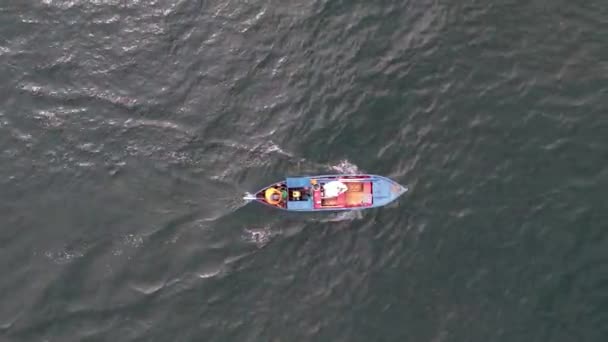 Vista Arriba Hacia Abajo Barco Pesca Madera Pescador Vela — Vídeo de stock