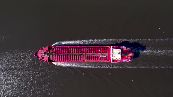 Vista Aérea Cima Para Baixo Petroleiro Vermelho Flutua Navio Tanque — Vídeo de Stock