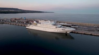 Varna, Bulgaria- 28 Mayıs 2022: Limana demirlemiş büyük beyaz bir motor yatı. 90 metrelik bir yatla 2002 'de inşa edildi.