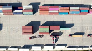 Liman Terminalinde Kamyon Yükleyen Konteynır Sorumlusu. Malların ihracatı ve ithalatı için konteynırların nakliyesi