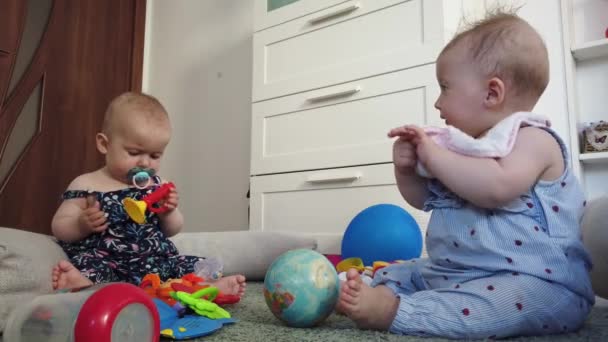 Αδελφές Δίδυμες Αδελφές Που Παίζουν Παιχνίδια Στο Πάτωμα Στο Σπίτι — Αρχείο Βίντεο