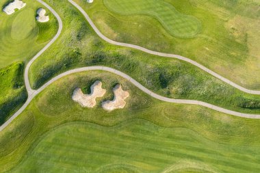 güzel, yeşil bir golf sahasının havadan görünümü