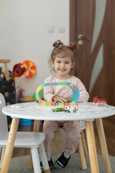 Niña Feliz Jugando Con Juguetes Mesa Casa Actividades Casa Infancia —  Fotos de Stock