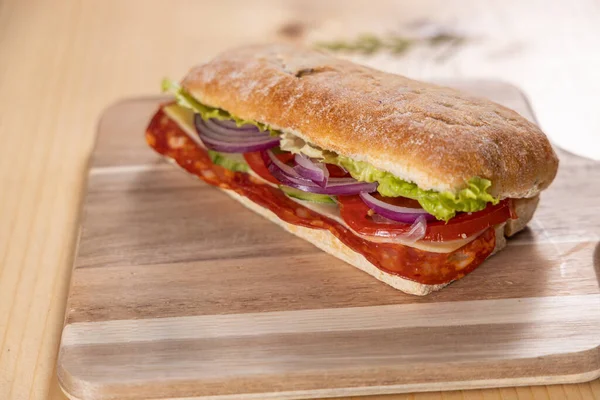 Sandwich Met Vlees Salade Tomaat Kaas Een Houten Plank — Stockfoto