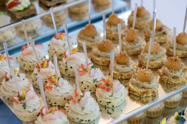 Parti tabağı dolusu atıştırmalık. Aperatif kanepe. Yemek servisi.