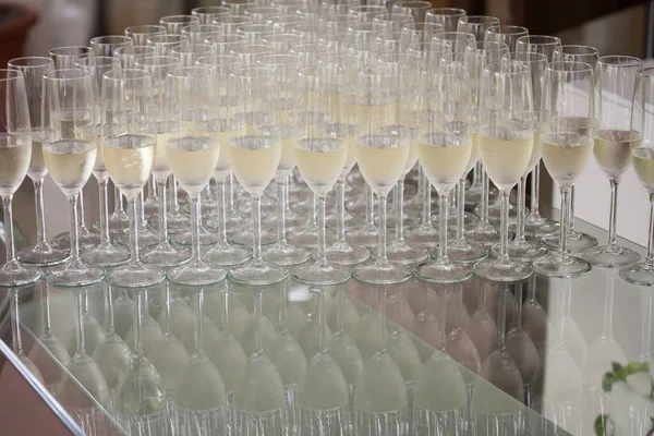シャンパン 提供する準備ができてでいっぱい結婚式のメガネ — ストック写真