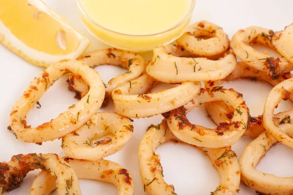 Calamari Ringe Tintenfischringe Mit Sauce Und Zitrone — Stockfoto