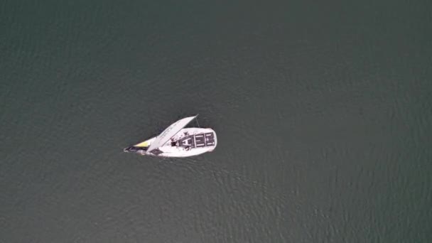 Вид Сверху Парусную Яхту Белым Парусом — стоковое видео