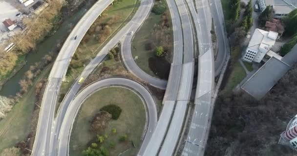 移動車と高速道路の複数のレベルの接合道路の空中ビュー 市内中心部を通る交通渋滞の眺め — ストック動画