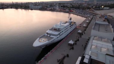 Limana demirlemiş büyük beyaz bir motor yatı. 90 metrelik bir yatla 2002 'de inşa edildi.